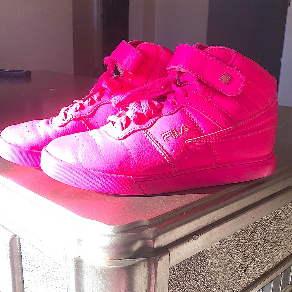 Hot pink FILA goes shoes message me if interested